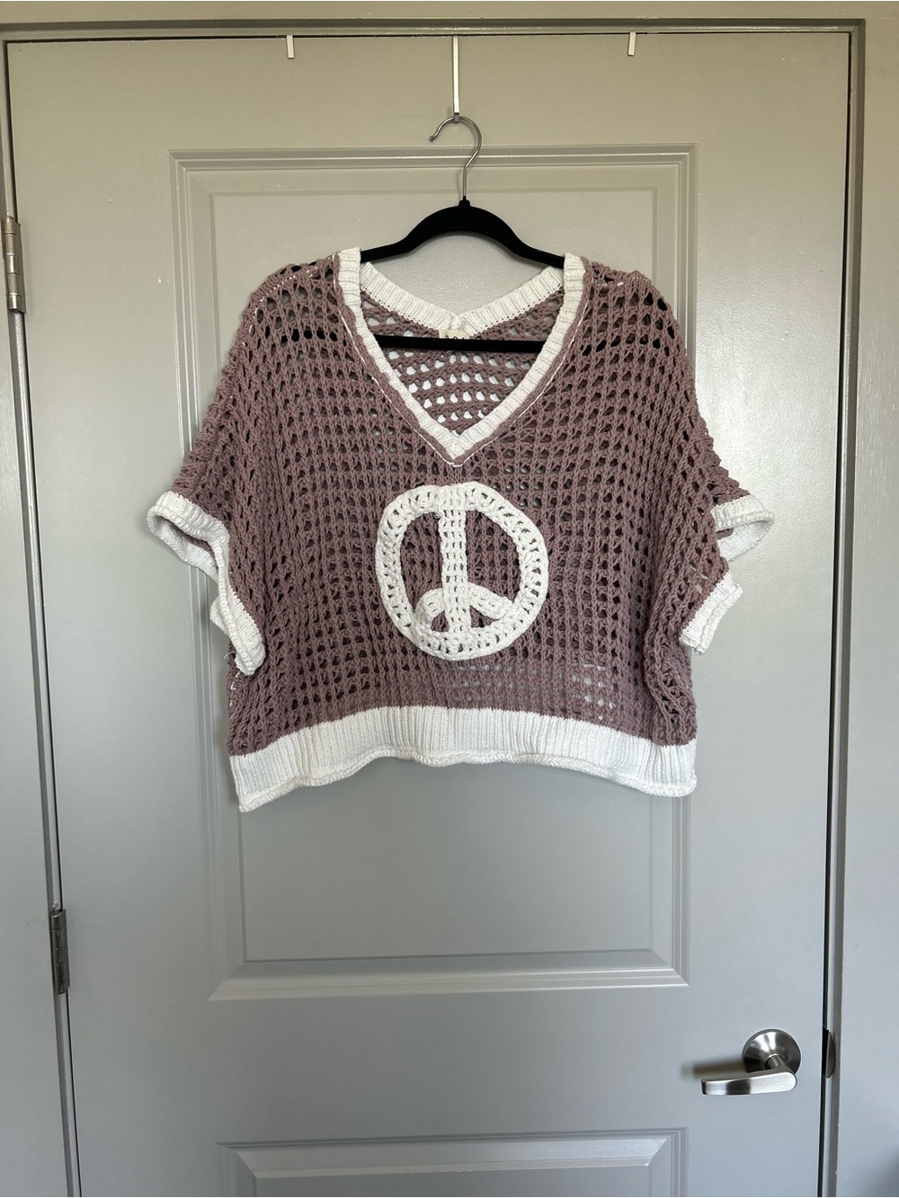 POL Open-Knit V-Neck Sweater in Dusty Mauve and White